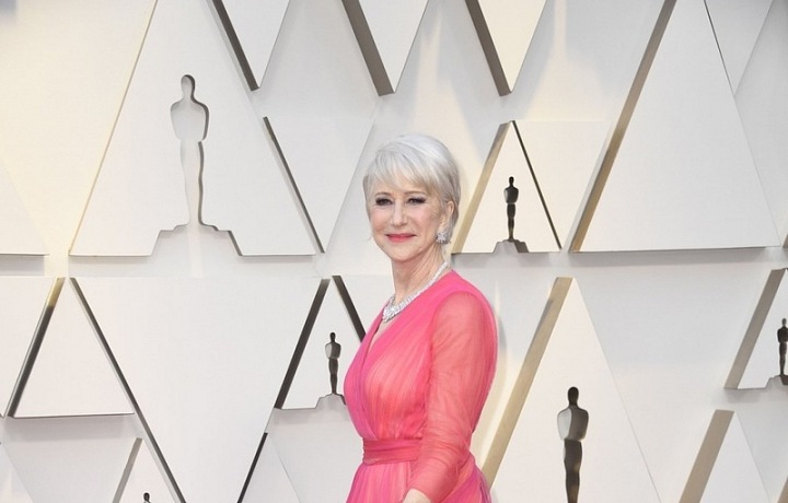 Helen Mirren, šaty Schiaparelli, šperky Harry Winston