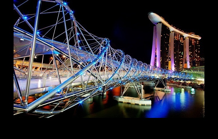 Helix Bridge v noci
