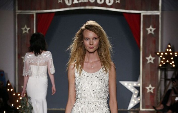 Detailně propracované šaty.