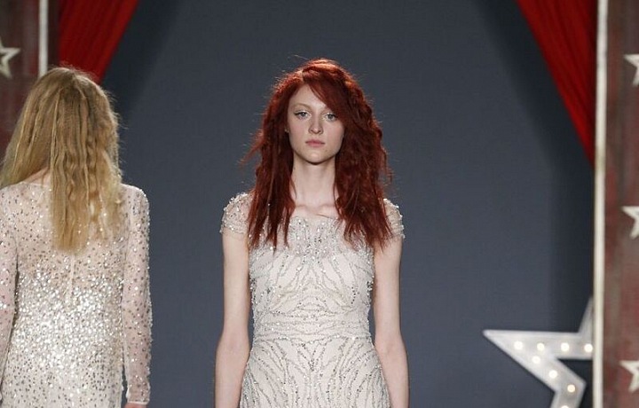 Detailně propracované šaty.