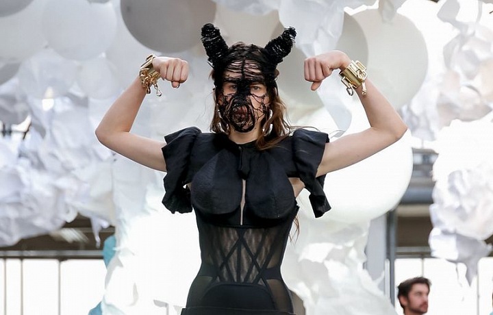Kolekce SS19 ve spolupráci Vivienne Westwood a Andrease Kronthalera.