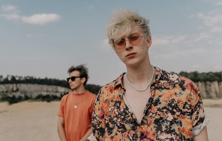 Zpěvák kompletně změnil image.