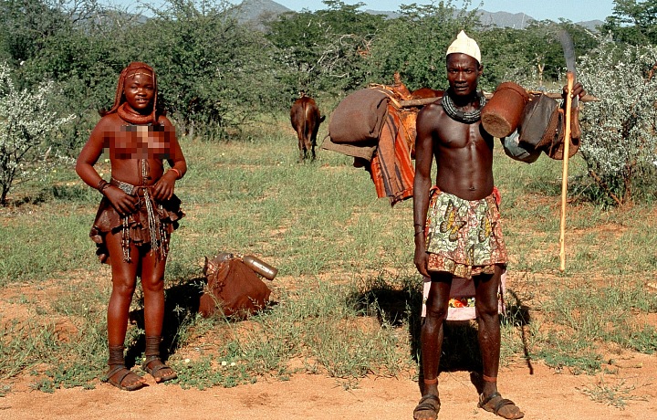Pastýři kmene Himbů v severozápadní namibijské oblasti Kunene. Žena má na sobě otjize, směs okrové a mléčné barvy, která jí zabarvuje pokožku červeně