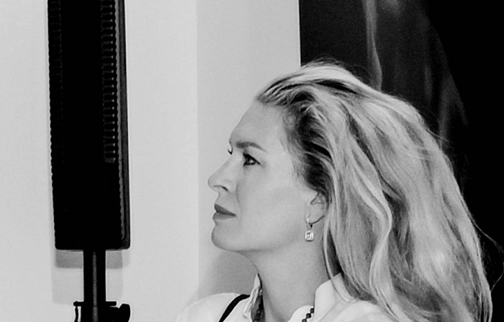 Čím je starší, tím má vychytanější triky na zkrášlování. 