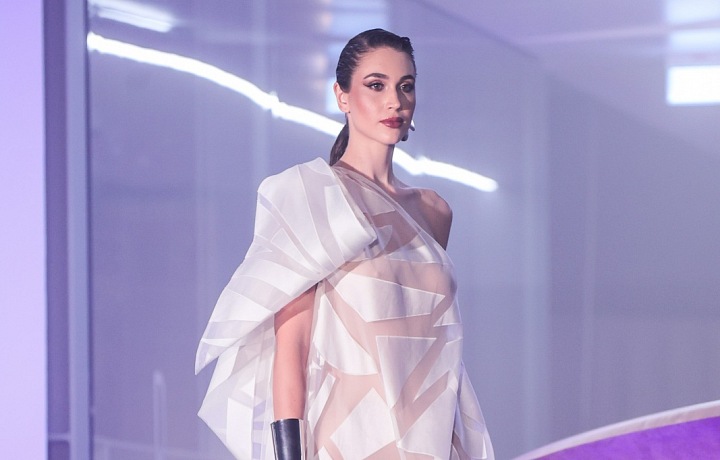 Laserem Natali tiskla na šaty ostré vzory