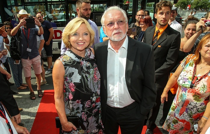 Jaromír Hanzlík s partnerkou