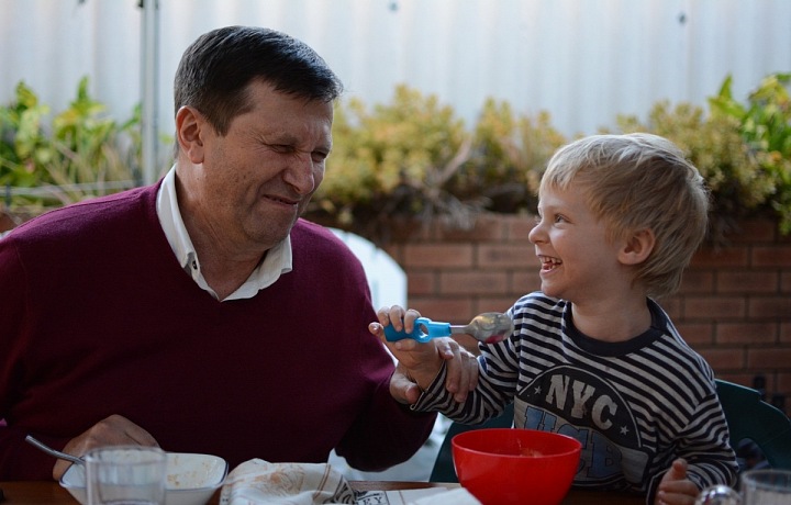 Honza se svým vnukem Viktorem, který žije v Perthu v Austrálii