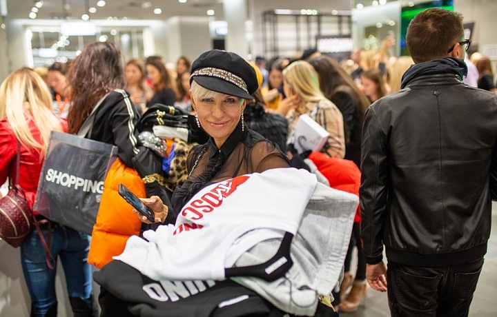 Hosté včerejší party měli jako první možnost zakoupit si kousky z nové designerské kolekce MOSCHINO [tv] H&M