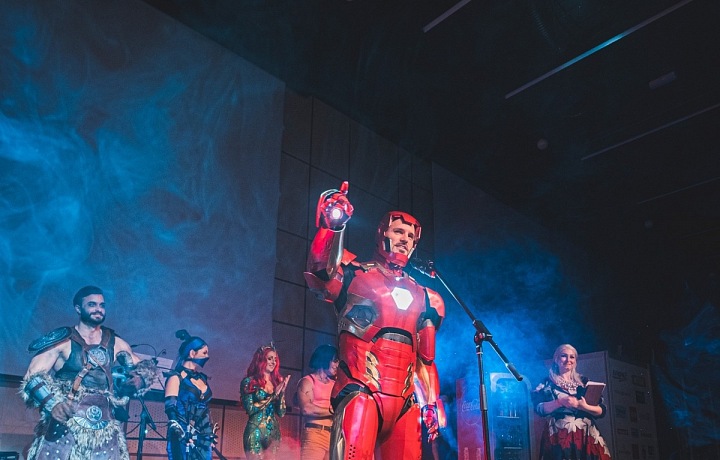 Zdeněk Hřib na zahájení Comic-Conu Prague jako Iron Man. 