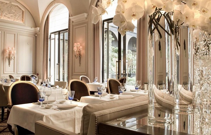 Luxusní interiér restaurace Le Clinq