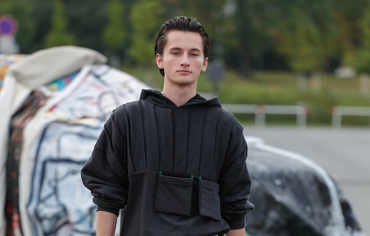 Designér sáhl po neoprenu