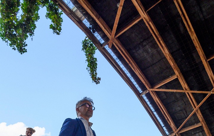 Marek Vrabec na Náplavce, kde letos při pop-up akci překvapil náhodné kolemjdoucí improvizovaným vystoupením světově proslulý cellista Yo-Yo Ma