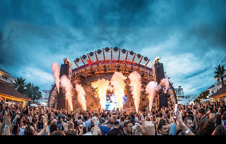 Na Ibize se nudit nebudete.