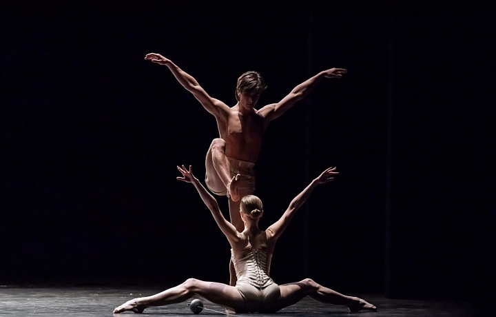 Dnes se může pochlubit, že tančí v Národním divadle. 