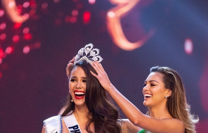 Catriona Gray s korunkou