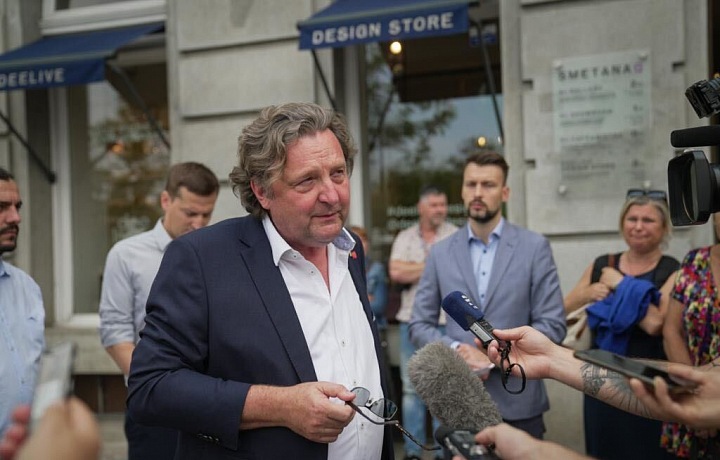 Petr Hlaváček na renovovaném Smetanově nábřeží v Praze.