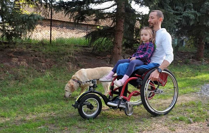 Přestože je na vozíku, je absolutně soběstačný 