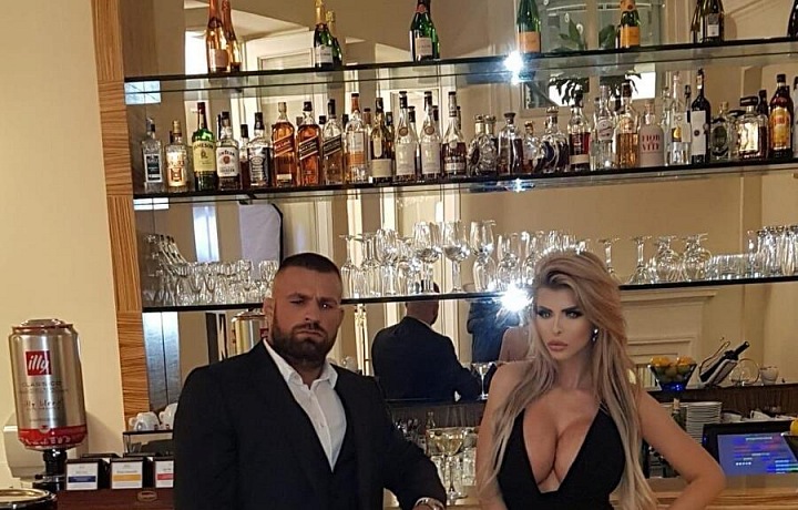 Pár bývá středem pozornosti na každém večírku.