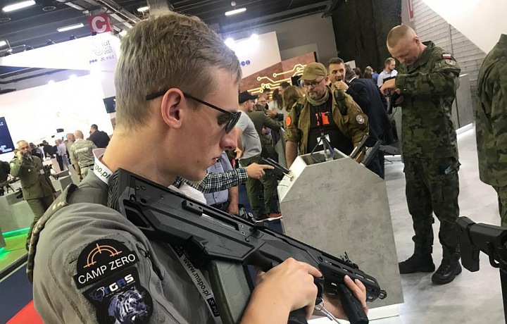 Zkoumání nové výstrojní pušky polské armády na velerrhu MSPO 2021 v Polsku
