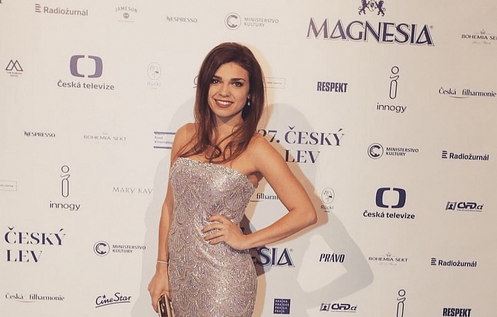 Denisa Pfauserová na červeném koberci 