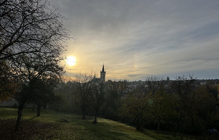 Pohled na kostel sv. Cyrila a Metoděje v Nebušicích