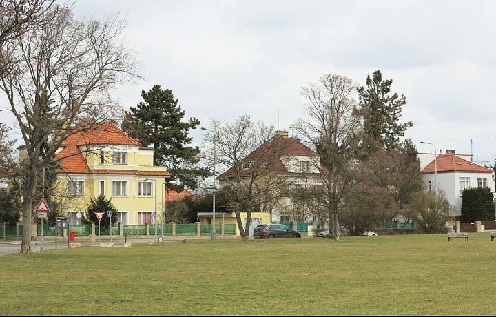 Tomanova ulice - pohled z parku Ladronka