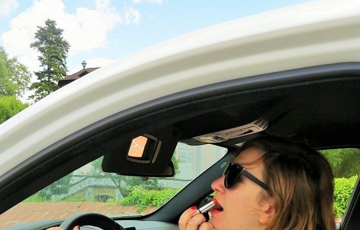 Rudá rtěnka k BMW X6 zkrátka musí být!