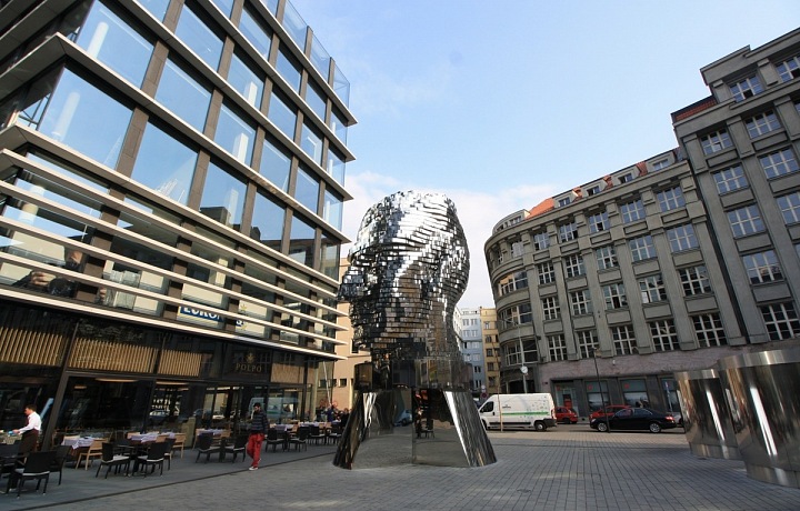 Obchodní dům Quardio - Pohyblivá hlava Franze Kafky