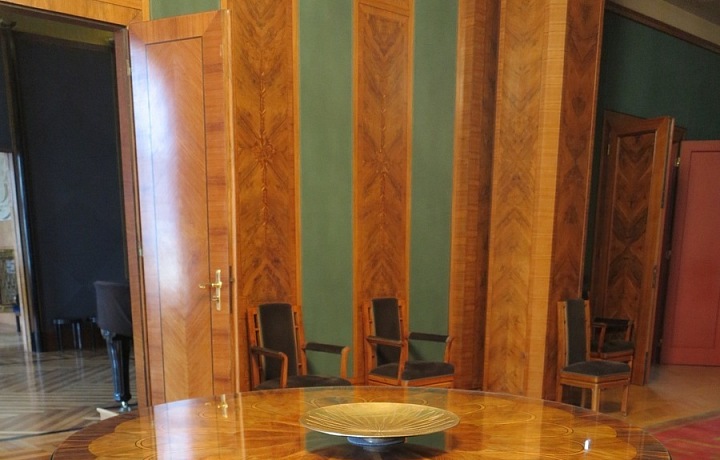 Vstupní salón, historický stůl