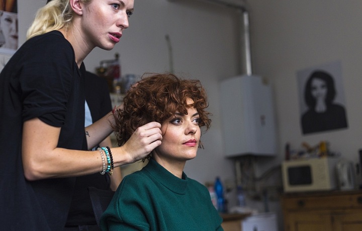 Herečce paruky sluší. 