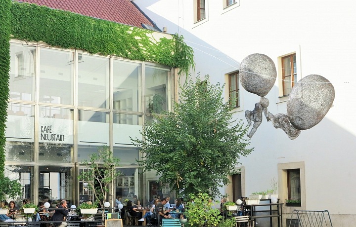 Kavárna Neustadt ve dvoře Novoměstké radnice