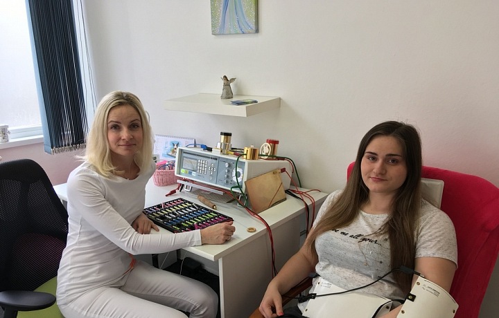 Pomáhá ale i lidem. 