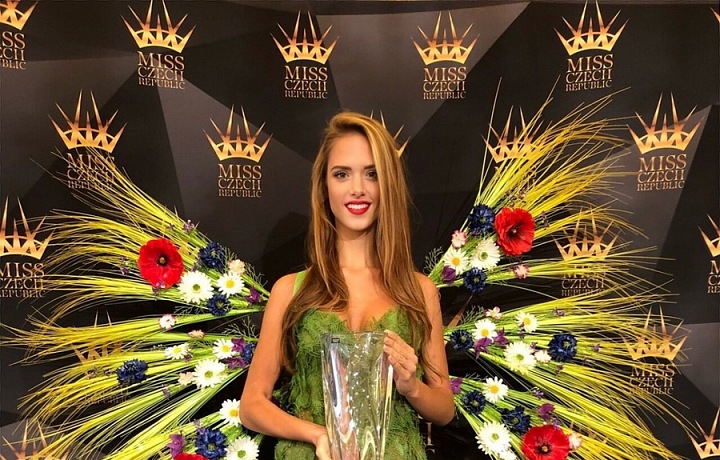 Kristýna Langová s národním darem Crystalite Bohemia