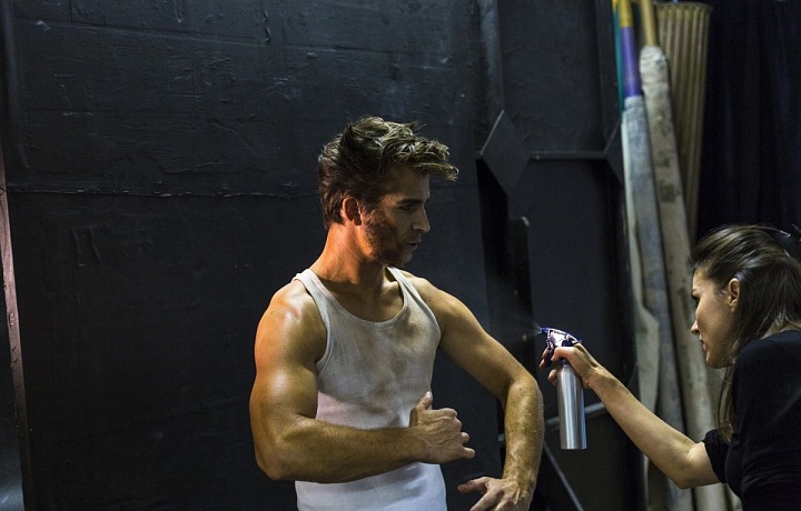 Herec měl najednou větší svaly. 