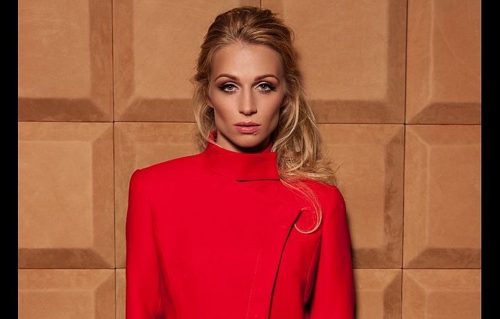 Elegantní střih, módní červená a velký knoflík. 