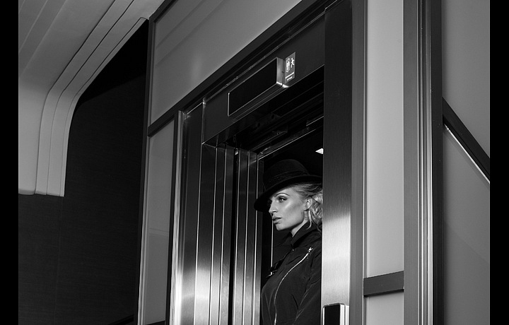 Máte rádi klasiku? Vsaďte na černou a zajímavý střih. 