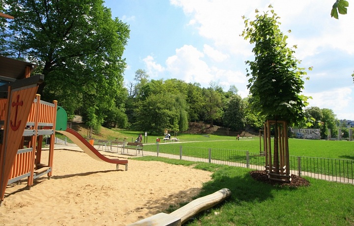 Zeleň a parky v okolí