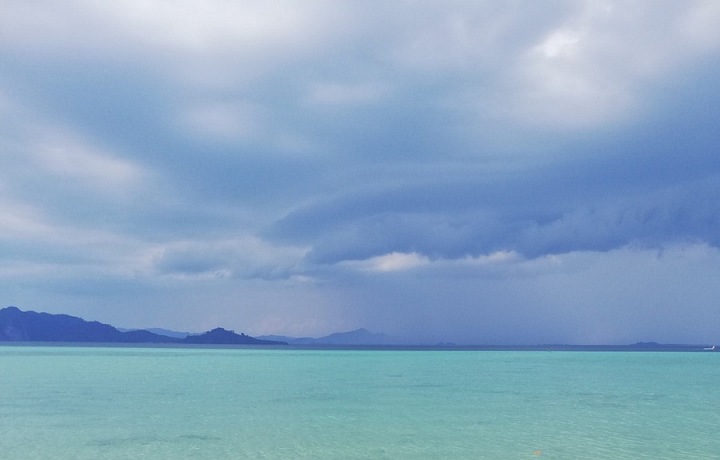 Ostrov se pyšní azurovým mořem