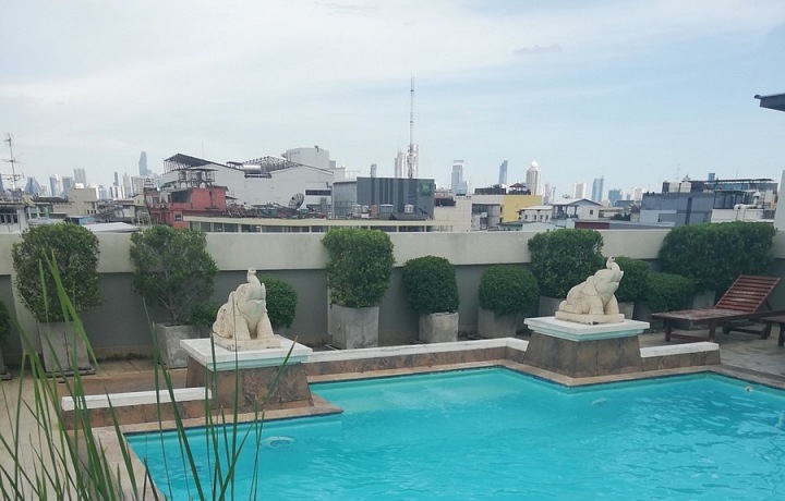 Moře to sice není, ale bazén na střeše taky fajn!