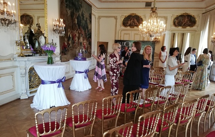 Prostory francouzské ambasády jsou naprosto luxusní!