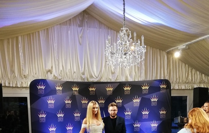 Kateřina Kasanová v šatech Dominika Navrátila