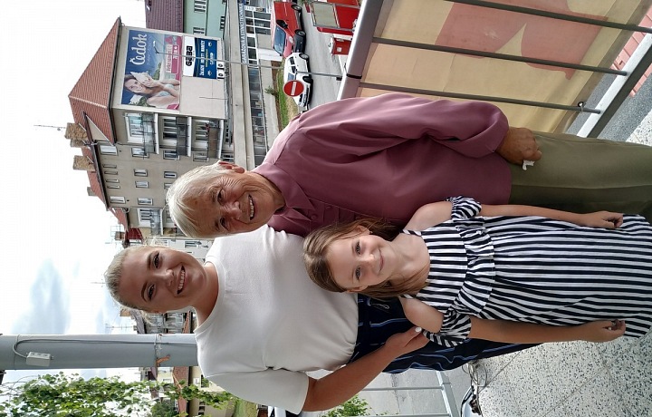 Kateřina trénuje svou malou sestru. 