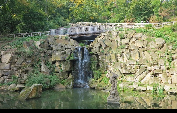 Krásné jezírko s vodopádem a sochou Herkula