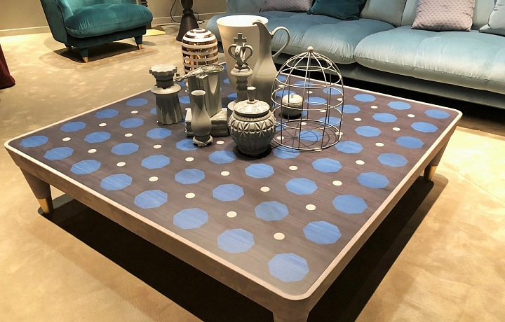 Hravý stůl s puntíky