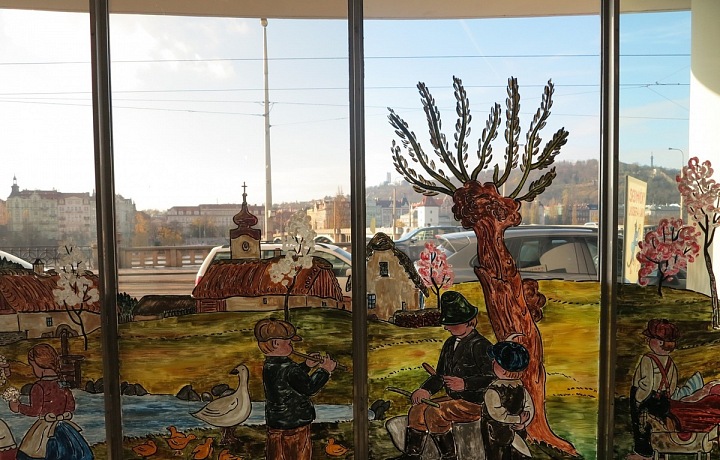 Sklo tančícího domu zdobí malba Josefa Lady