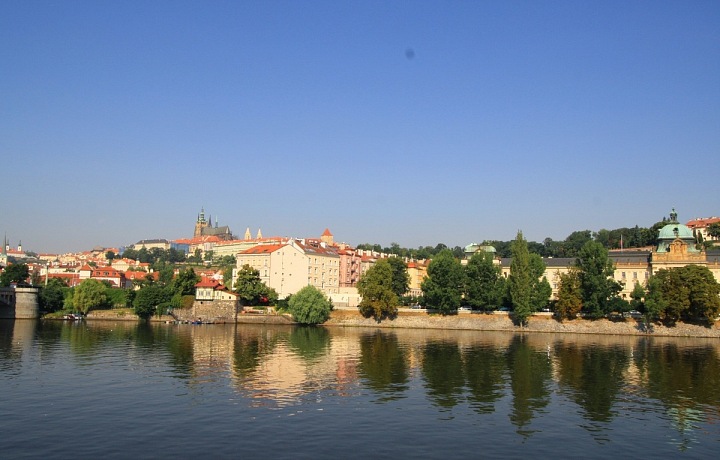 Pohled na Hradčany od řeky Vltavy