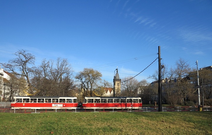Karlovo náměstí protíná silnice
