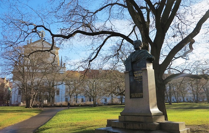 Socha Karolíny Světlé na Karlově náměstí