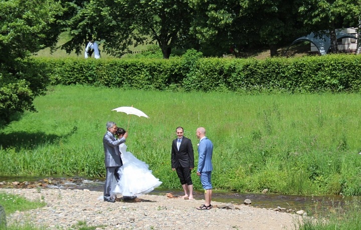 Francouzsko-česká svatba, přenesení přes říčku