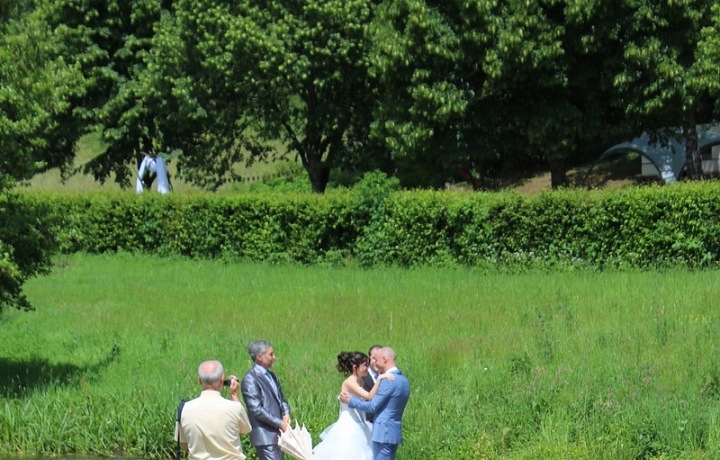 Francouzsko-česká svatba, přenesení přes říčku